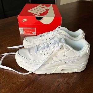 White Nike Air Max Youth Size 5/Women’s Size 7